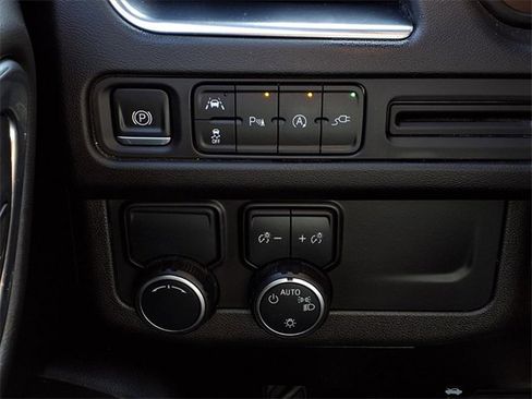 Used 2021 Chevrolet Suburban Premier image 21