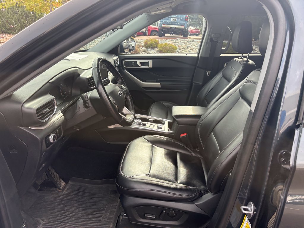 Used 2022 Ford Explorer XLT w/ Equipment Group 202A AWD/4WD image 16