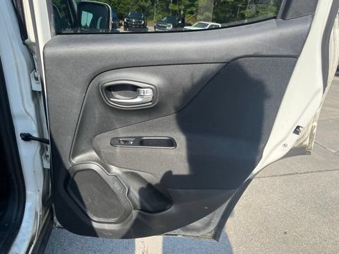 Used 2019 Jeep Renegade Latitude FWD image 38
