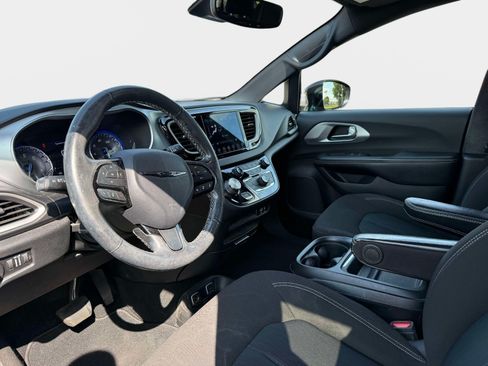 Used 2020 Chrysler Pacifica Touring w/ Advanced Safetytec Group FWD image 9
