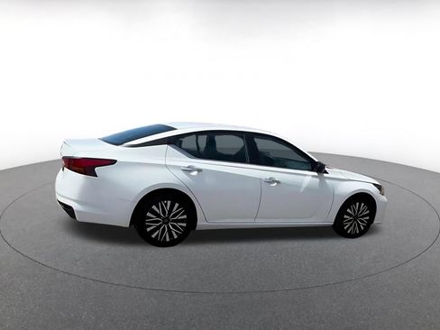 Used 2025 Nissan Altima 2.5 SV FWD image 9