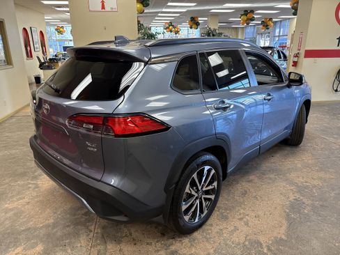 Used 2023 Toyota Corolla Cross XLE w/ Convenience Package image 11