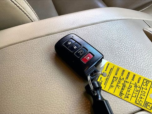 Used 2017 Toyota Highlander Limited image 14