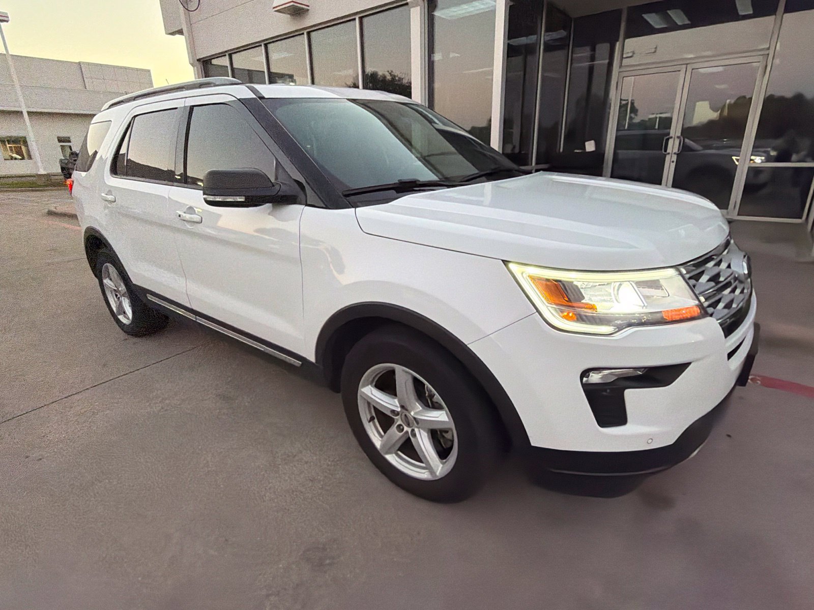 Used 2019 Ford Explorer XLT w/ Equipment Group 202A FWD image 3
