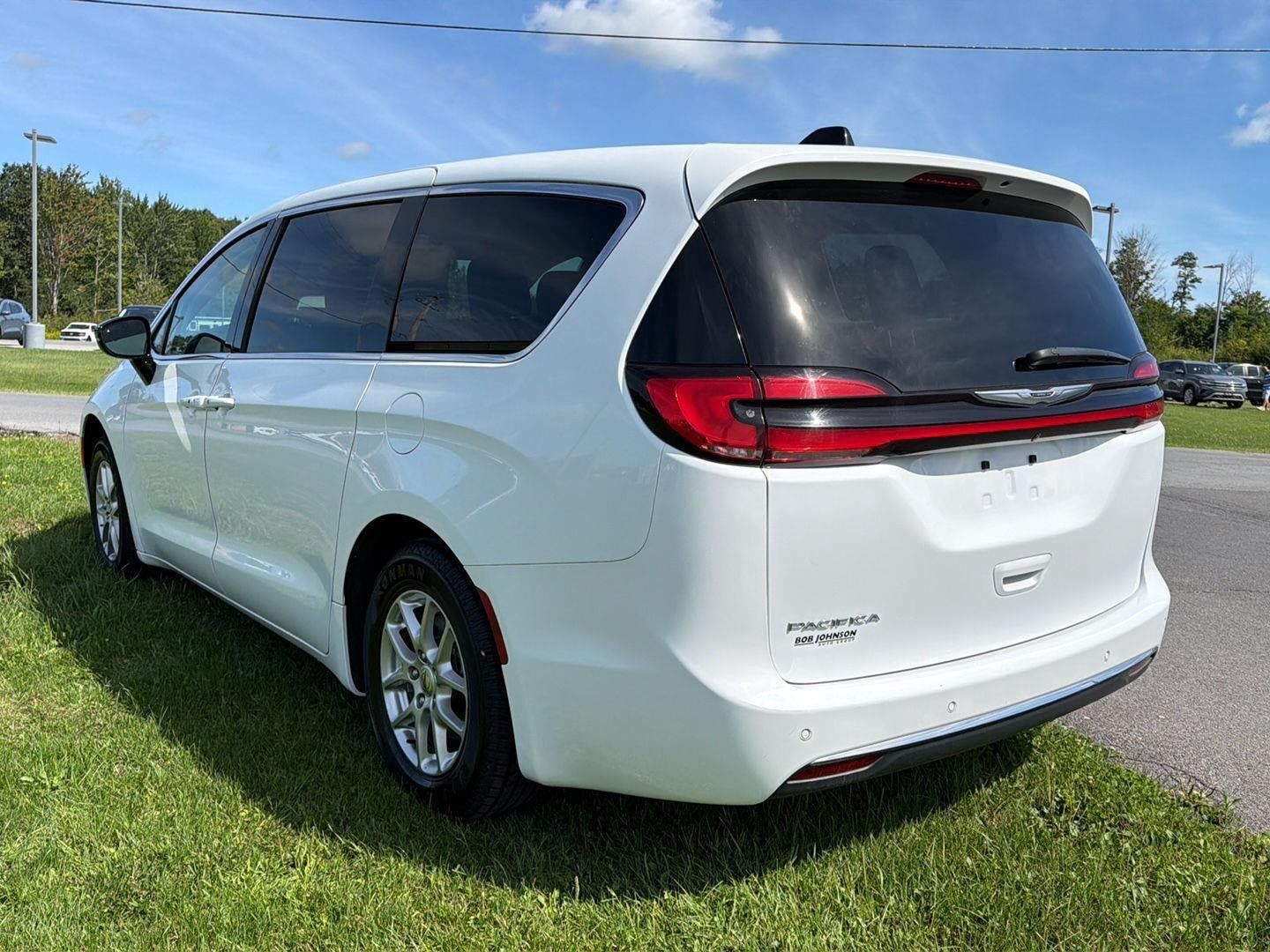 Used 2024 Chrysler Pacifica Touring-L FWD image 3
