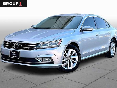 Used 2018 Volkswagen Passat 2.0T SE image 1