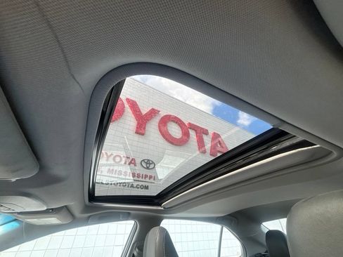 Used 2018 Toyota Camry SE w/ Moonroof Package FWD image 19