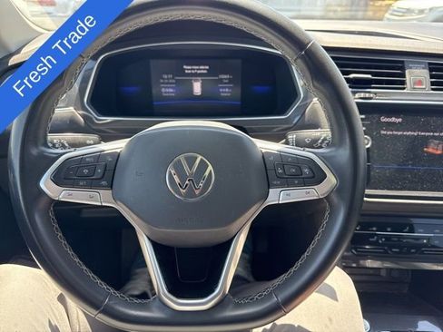 Used 2022 Volkswagen Tiguan SE w/ Panoramic Sunroof Package FWD image 5