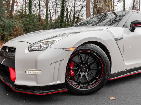 Used 2016 Nissan GT-R NISMO image 3