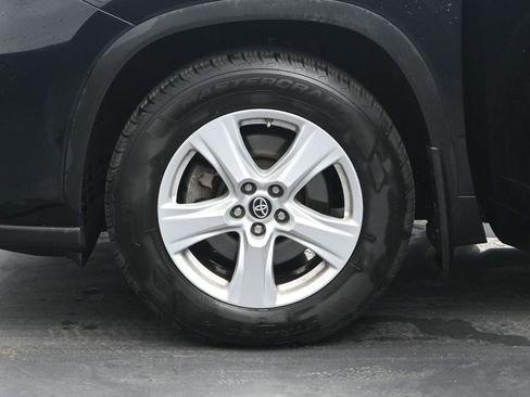 Used 2023 Toyota Highlander L image 34