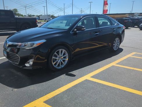 Used 2013 Toyota Avalon Limited w/ Technology Pkg FWD image 2