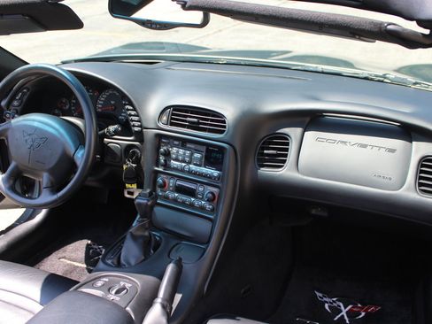 Used 2004 Chevrolet Corvette Convertible w/ Preferred Equipment Group RWD image 17