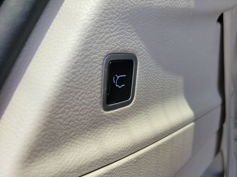 Used 2024 Chrysler Pacifica Touring-L FWD image 15