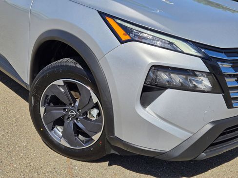 Used 2025 Nissan Rogue SV FWD image 9