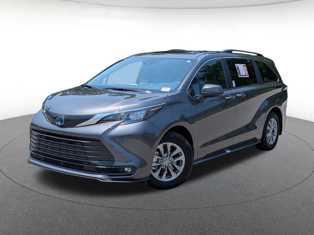 Used 2025 Toyota Sienna XLE w/ XLE Plus Package FWD image 1
