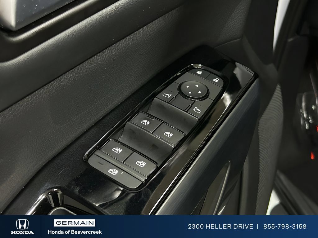 Used 2025 Nissan Pathfinder SL FWD image 18