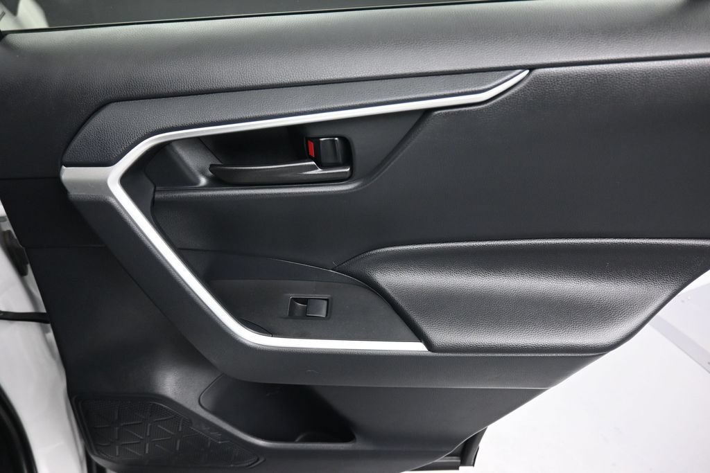 Used 2019 Toyota RAV4 LE FWD image 33