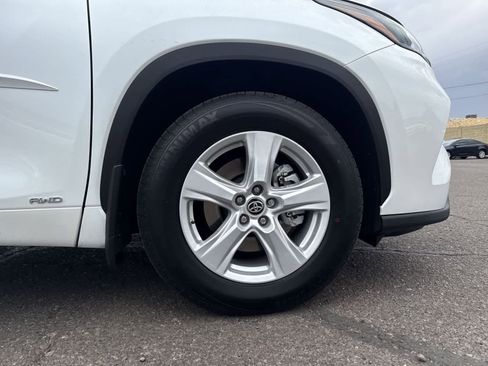 Used 2023 Toyota Highlander LE AWD/4WD image 10
