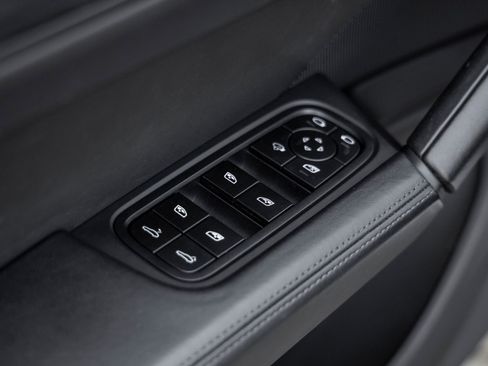 Certified 2025 Porsche Cayenne GTS AWD/4WD image 23