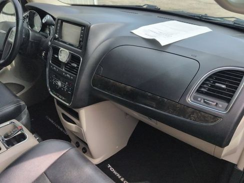 Used 2014 Chrysler Town & Country Touring-L w/ Driver Convenience Group FWD image 30