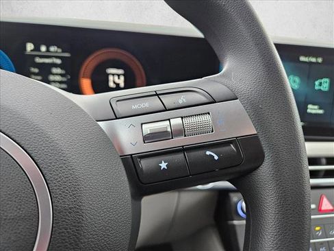 Certified 2025 Hyundai Tucson SE image 17