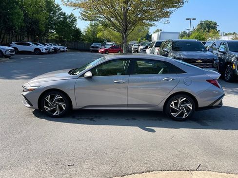 Used 2025 Hyundai Elantra SEL FWD image 4