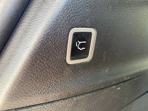 Used 2025 Chrysler Pacifica Limited FWD image 7