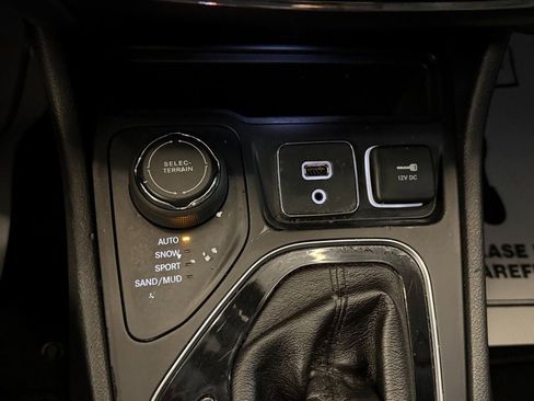 Used 2019 Jeep Cherokee Limited image 18