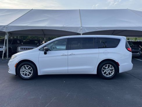 Used 2024 Chrysler Pacifica Touring-L FWD image 4