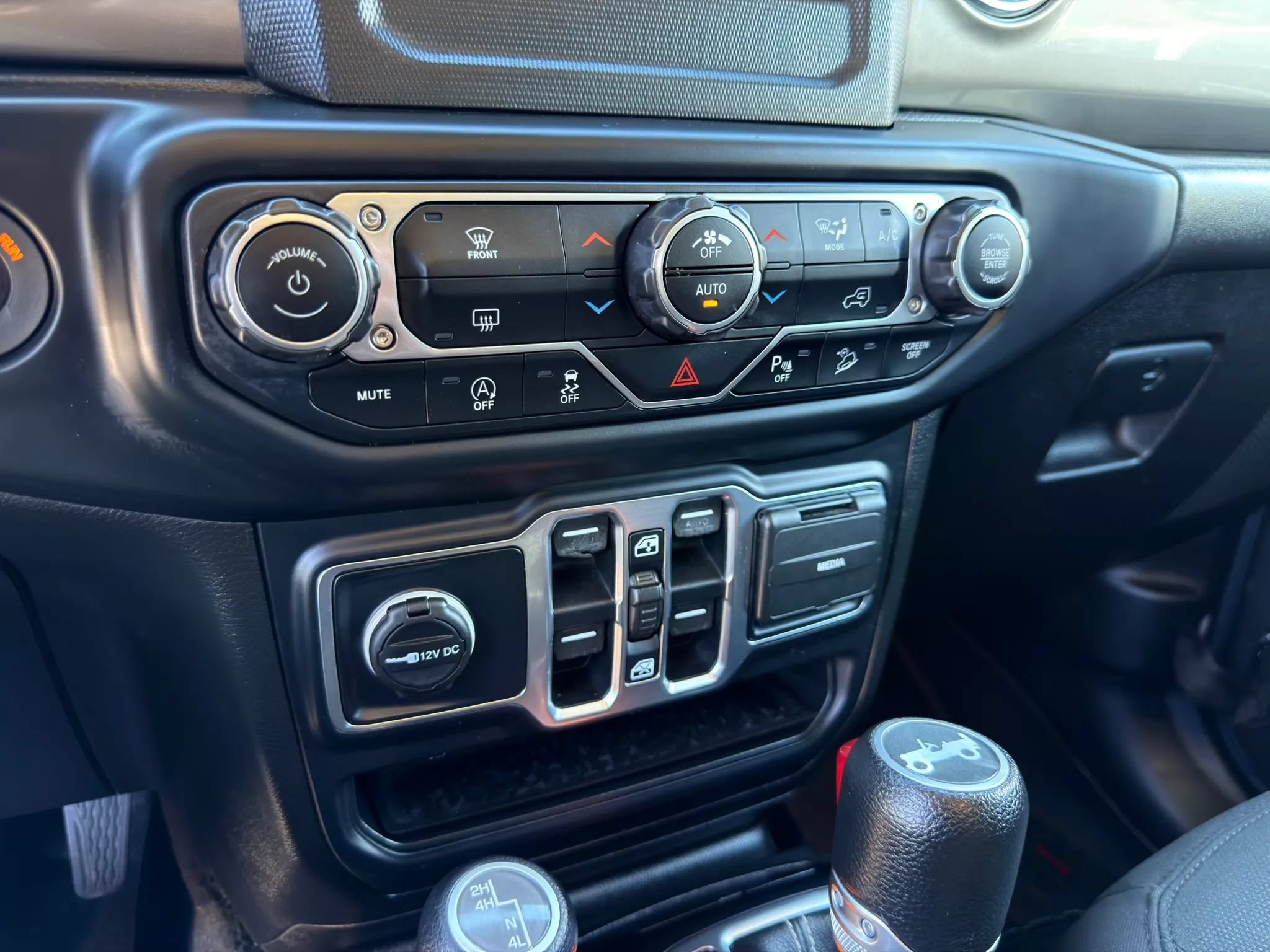 Used 2019 Jeep Wrangler Unlimited Sahara w/ Safety Group AWD/4WD image 39