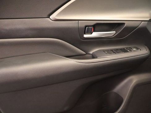 Used 2025 Toyota Grand Highlander AWD image 11