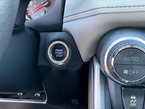 Used 2022 Toyota RAV4 XLE Premium image 27