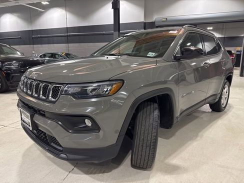 Used 2023 Jeep Compass Latitude w/ Convenience Group AWD/4WD image 3