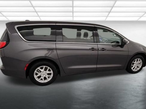 Used 2023 Chrysler Voyager LX FWD image 8