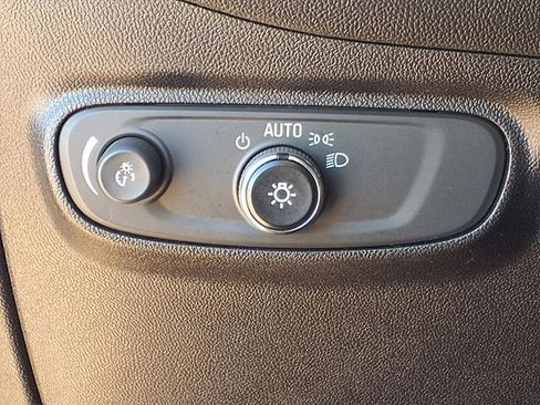 Used 2018 Chevrolet Equinox LT image 11