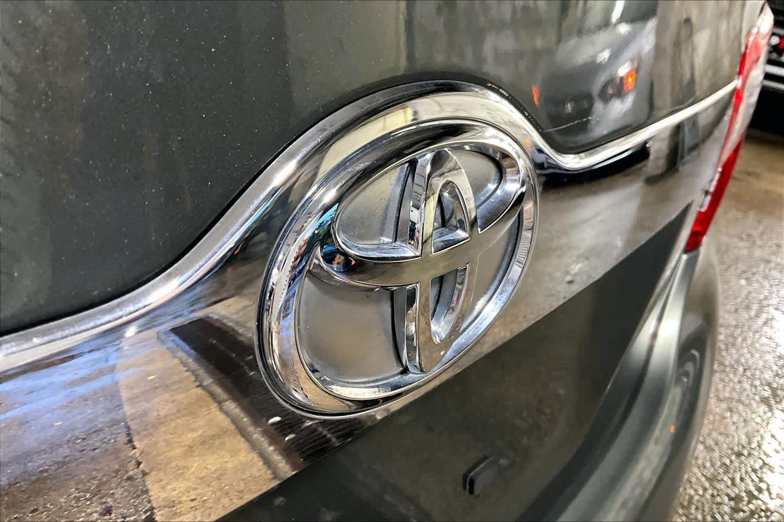 Used 2014 Toyota Camry XLE FWD image 29