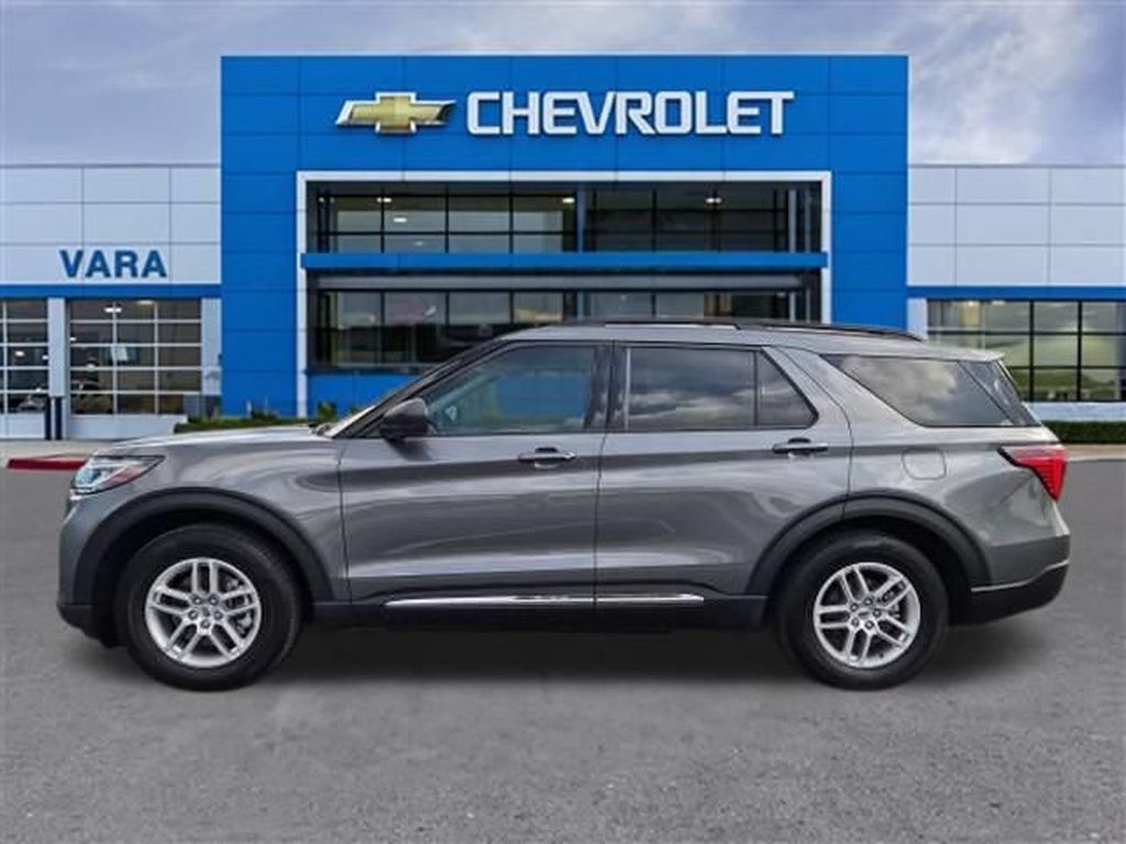 Used 2025 Ford Explorer Active RWD image 2