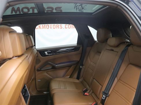 Used 2019 Porsche Cayenne AWD/4WD image 17