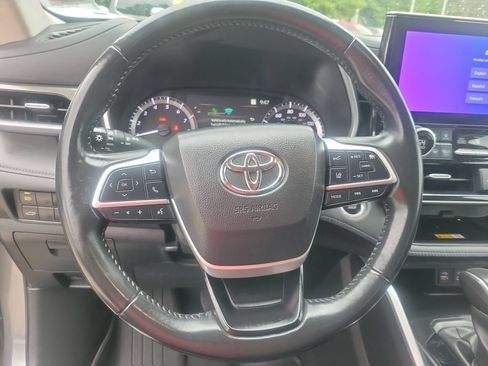 Used 2024 Toyota Highlander XLE FWD image 21