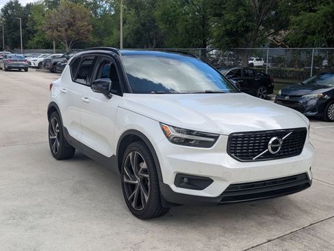 Used 2021 Volvo XC40 T5 R-Design image 3