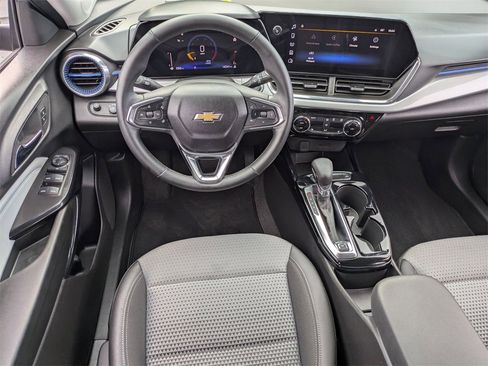 Used 2025 Chevrolet Trax LT w/ LT Convenience Package image 25