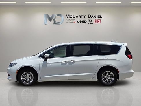 Used 2023 Chrysler Voyager LX FWD image 3