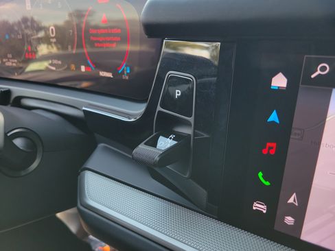 Used 2025 Porsche Cayenne image 28