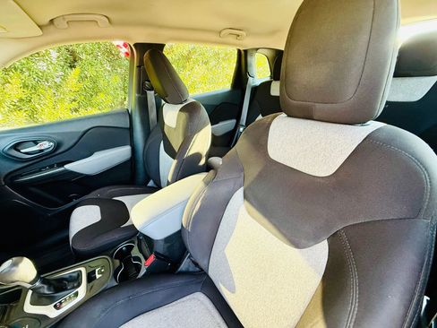 Used 2014 Jeep Cherokee Sport image 40