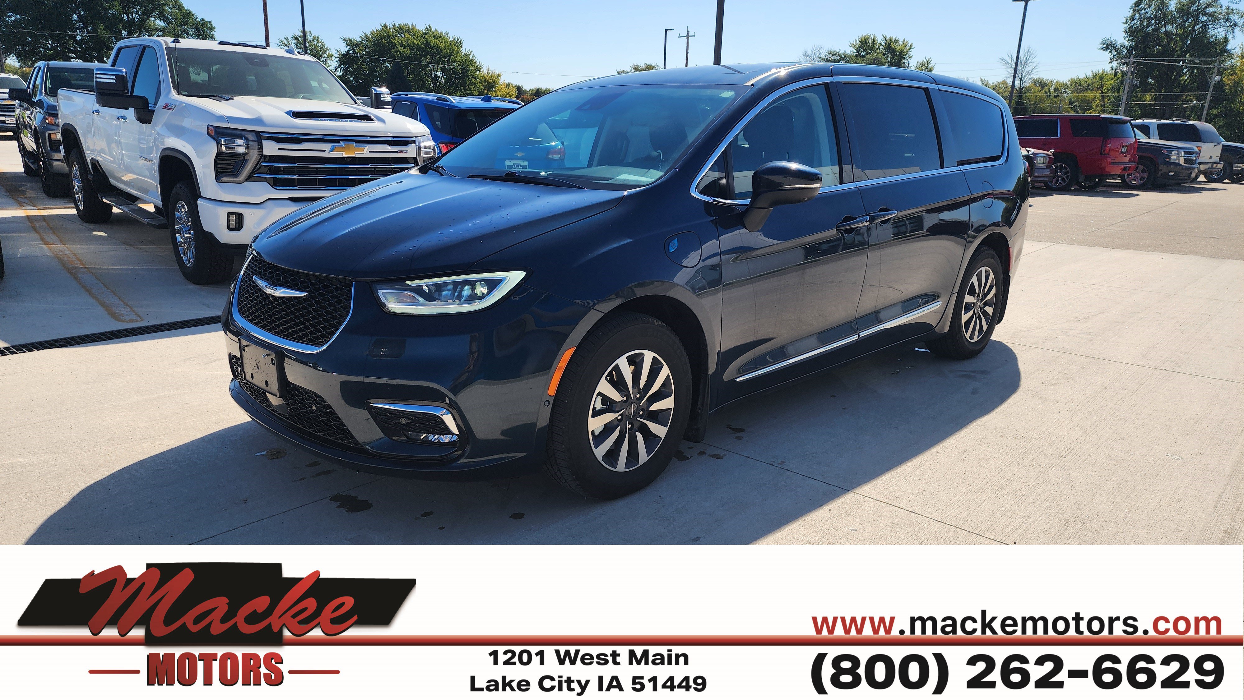 Used 2023 Chrysler Pacifica Touring-L FWD image 1