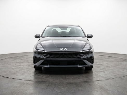 Used 2025 Hyundai Elantra SEL image 2