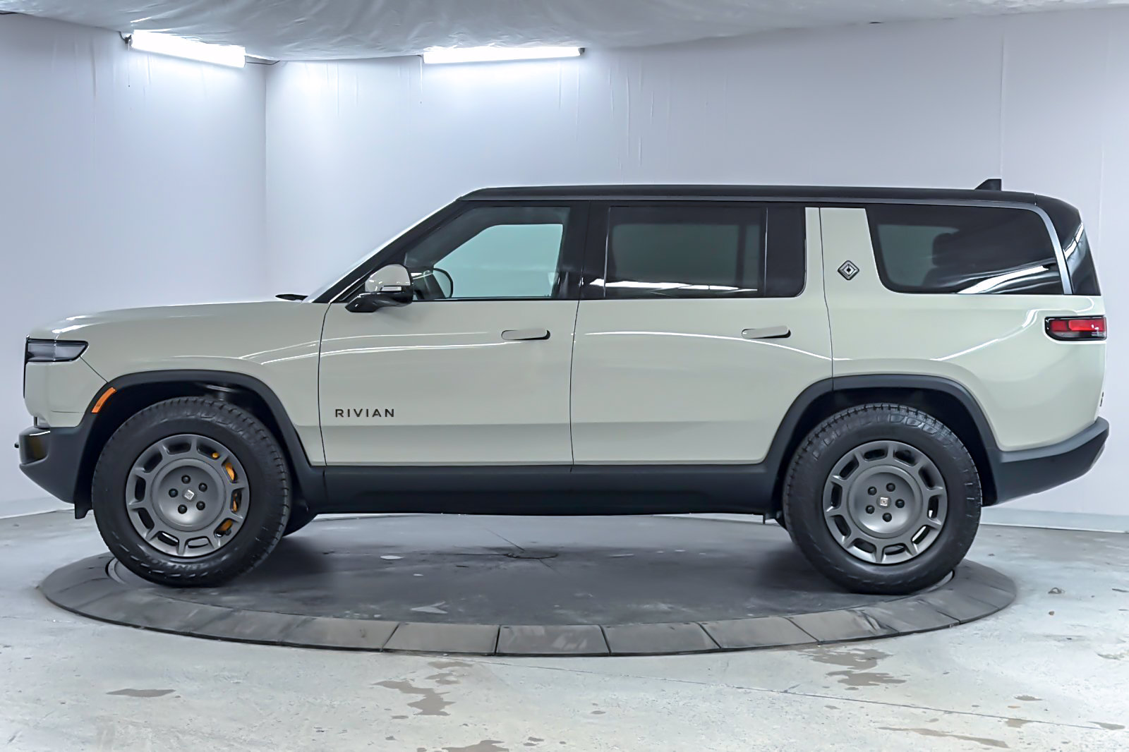 Used 2025 Rivian R1S Adventure Tri AWD/4WD image 5