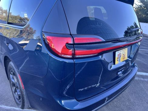 Used 2023 Chrysler Pacifica Touring-L w/ S Appearance Package image 15