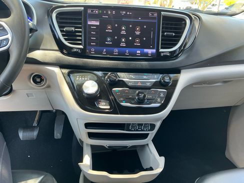 Used 2023 Chrysler Pacifica Touring-L FWD image 28