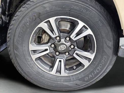 Used 2017 Toyota Tacoma TRD Sport image 17